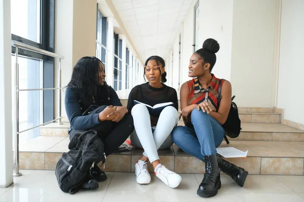 Kampüsteki bir grup çekici Afro-Amerikan üniversite öğrencisi