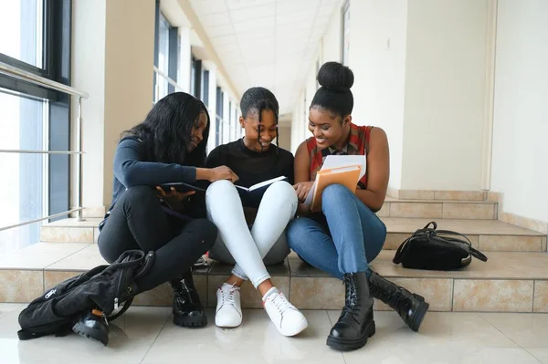 Gruppo Studenti Universitari Africani Americani Attraenti Nel Campus — Foto Stock