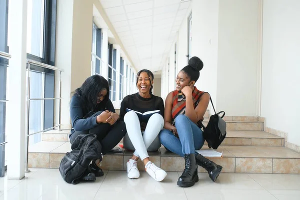 Grupo Amigos Universitários Africanos Felizes — Fotografia de Stock