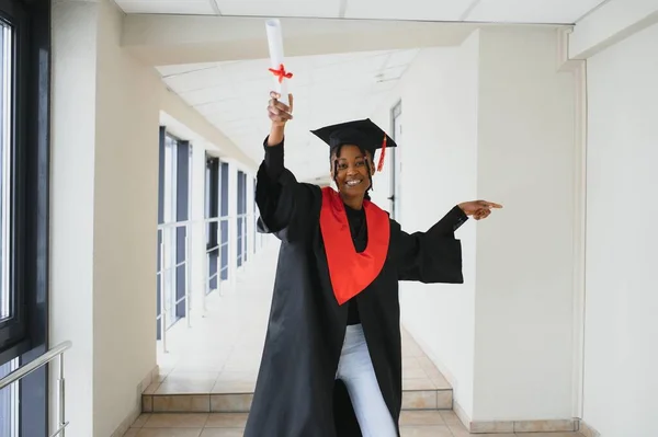 Krásná Africká Studentka Maturitním Vysvědčení — Stock fotografie