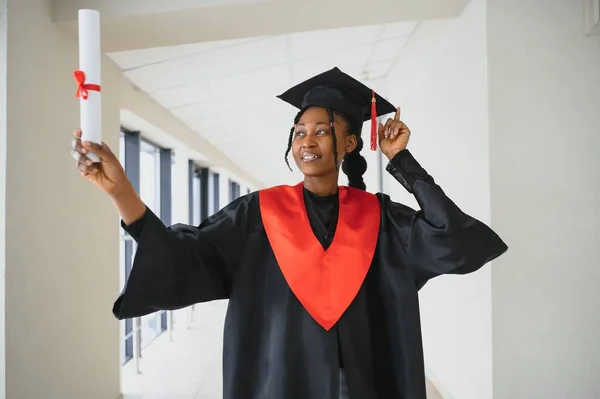 Vacker Afrikansk Kvinna Student Med Examen Certifikat — Stockfoto