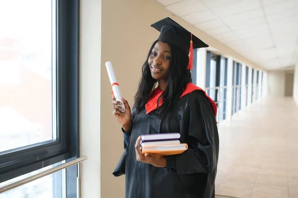 美しい若いアフロ アメリカン大学院持株ディプロマ — ストック写真