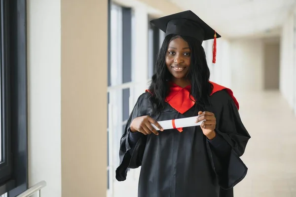 Schöne Junge Afroamerikanische Absolventin Mit Diplom — Stockfoto