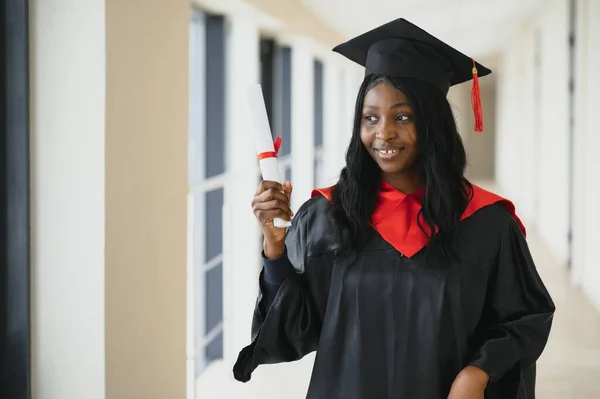 卒業証明書を持っている美しいアフリカの女性学生 — ストック写真