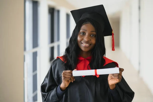 Närbild Porträtt Glad Kvinnlig Student Med Certifikat College Campus — Stockfoto