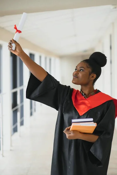 Piękna Afrykańska Studentka Dyplomem — Zdjęcie stockowe