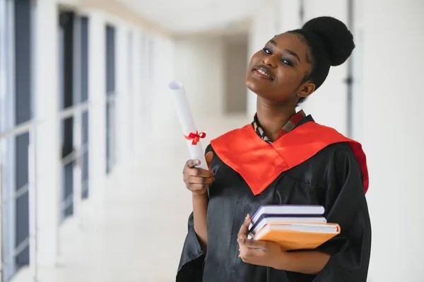 Портрет Прекрасной Афроамериканской Выпускницы — стоковое фото