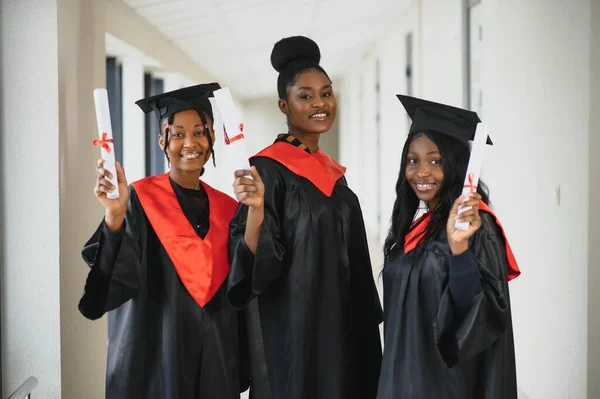 Portrét Mnohonárodních Absolventů Diplomem — Stock fotografie