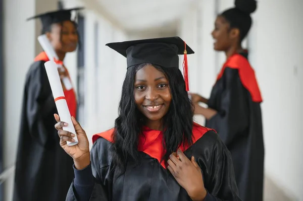Retrato Graduados Multirraciales Titulares Diploma — Foto de Stock