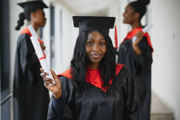 Portrét Mnohonárodních Absolventů Diplomem — Stock fotografie