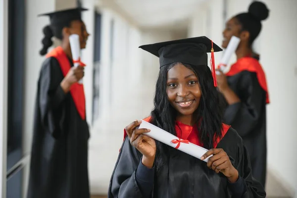 Koncept Vzdělávání Promoce Lidí Skupina Spokojených Mezinárodních Studentů Diplomy — Stock fotografie