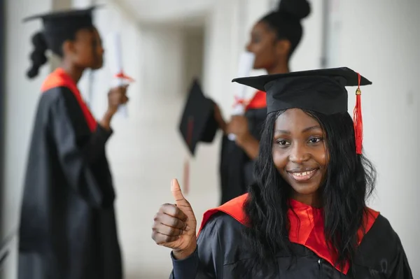 Retrato Diplomados Multirraciais Titulares Diploma — Fotografia de Stock