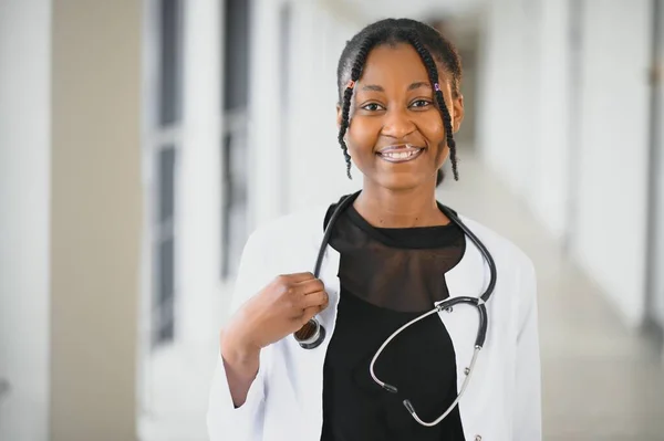 African American Female Doctor Hospital Corridor — Stock Photo, Image