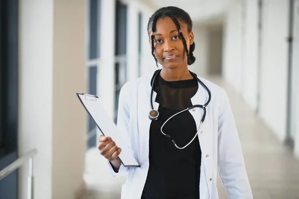 Mujer Afroamericana Doctora Corredor Hospitalario — Foto de Stock