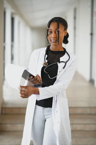 Retrato Una Mujer Afroamericana Sonriendo Hospital — Foto de Stock