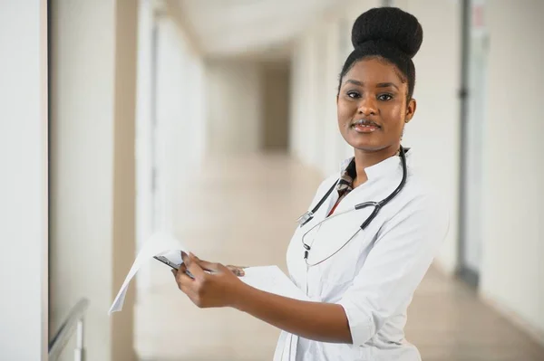 Красивая Африканская Американская Медсестра Больнице — стоковое фото