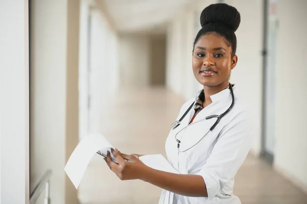 Красивая Африканская Американская Педиатрическая Медсестра Современном Офисе — стоковое фото