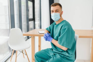 Yakışıklı genç bir doktorun portresi.