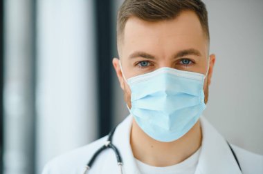 Maskeli kopya alanı olan tıp doktoru portresi yukarıya kapatmak
