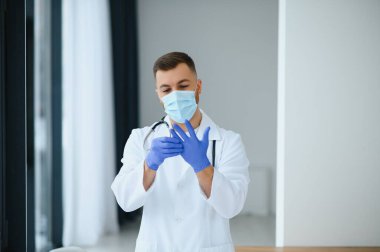 Maskeli bir doktor portresi