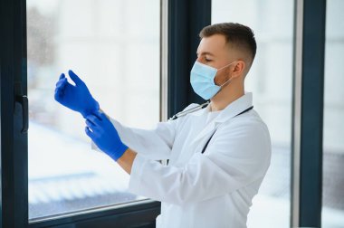 Maskeli bir doktor portresi