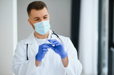 Maskeli bir doktor portresi