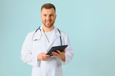 Sağlık sorunları olan hastalara yardım etmeye hazır gülümseyen genç doktorun mavi arka planda kopya alanı ile izole edilmiş yatay pankartı.