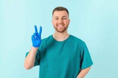 Sağlık sorunları olan hastalara yardım etmeye hazır gülümseyen genç doktorun mavi arka planda kopya alanı ile izole edilmiş yatay pankartı.