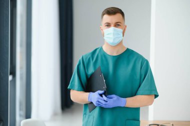 Genç ve kendinden emin erkek doktor portresi. Başarılı doktor kariyer konsepti.