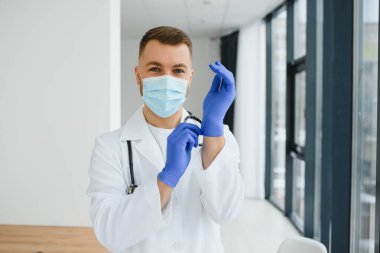 Genç ve kendinden emin erkek doktor portresi. Başarılı doktor kariyer konsepti.