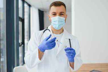 Yakışıklı genç bir doktorun portresi.