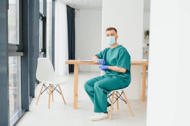 Yakışıklı genç bir doktorun portresi.