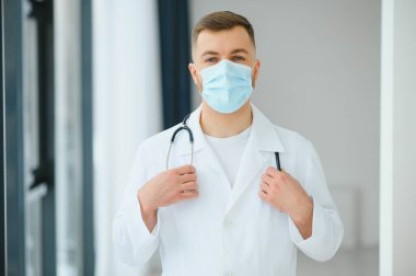 Maskeli kopya alanı olan tıp doktoru portresi yukarıya kapatmak