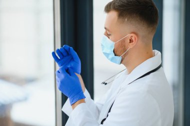 Maskeli bir doktor portresi