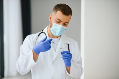 Tıp doktoru bir hasta için aşı tutuyor..