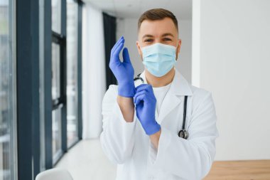 Yakışıklı genç bir doktorun portresi.