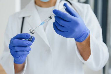 Doktor, bilim adamı, mavi eldivenli araştırmacı. Grip, kızamık, koronavirüs, covid-19 aşı hastalığı. İnsan klinik denemelerine hazırlanıyor..