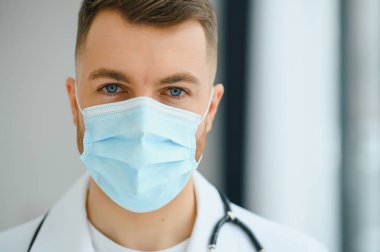Yakışıklı genç bir doktorun portresi.