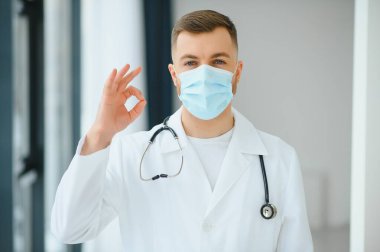 Maskeli bir doktor portresi
