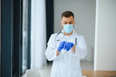Maskeli bir doktor portresi