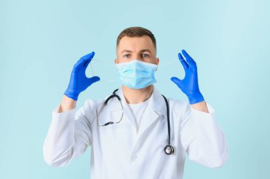 Tıbbi maskeli bir erkek doktor.