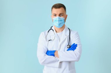 Mavi arka planda üzgün bir doktor