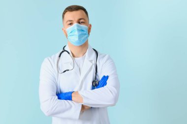 Tıbbi maskeli bir erkek doktor.