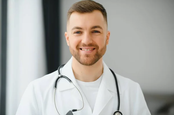 Portret Van Knappe Jonge Dokter Ziekenhuisgang Kijkend Naar Camera Glimlachend — Stockfoto