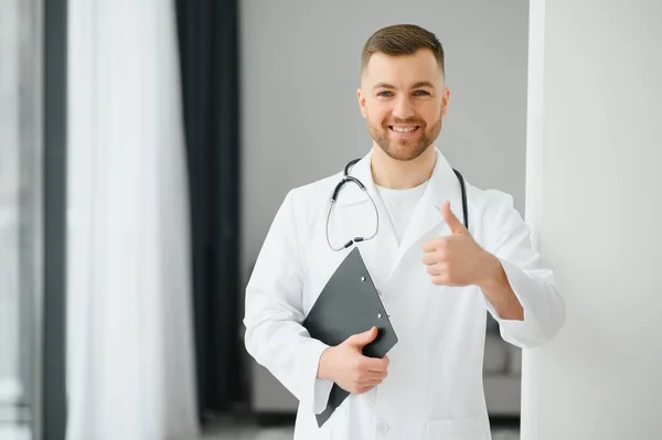 Jonge Zelfverzekerde Mannelijke Arts Portret Succesvol Dokterscarrièreconcept — Stockfoto