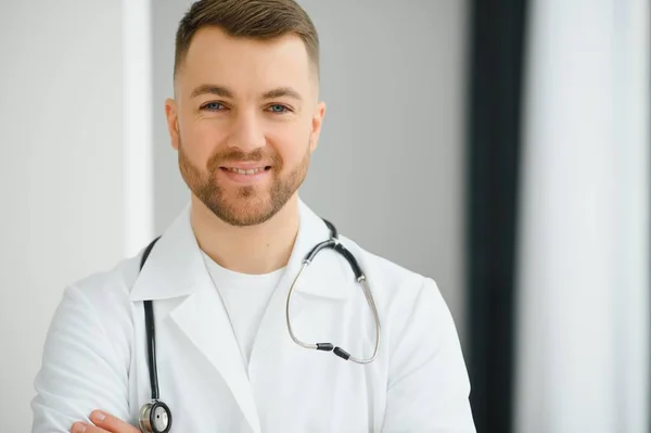 Portret Van Knappe Jonge Dokter Ziekenhuisgang Kijkend Naar Camera Glimlachend — Stockfoto