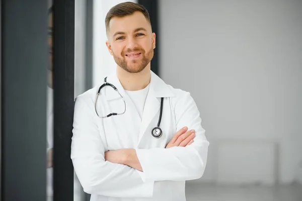 Portret Van Lachende Arts Kijken Naar Camera Met Armen Gekruist — Stockfoto