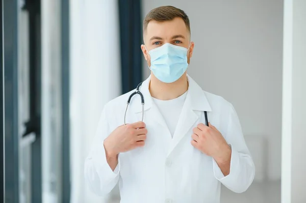 Medico Uomo Indossa Una Maschera Protettiva — Foto Stock