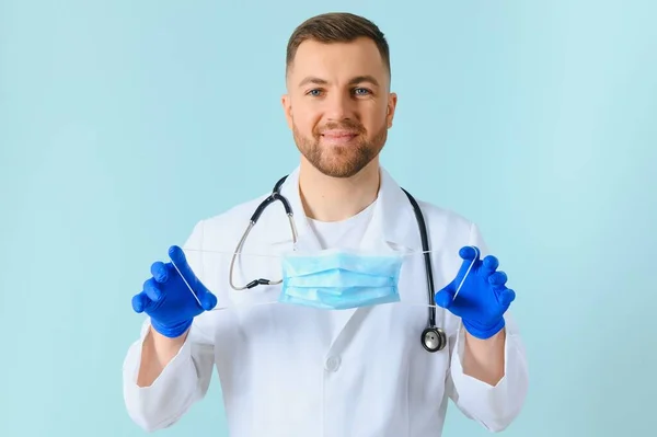Мужчина Врач Медицинской Маске Цветном Фоне — стоковое фото
