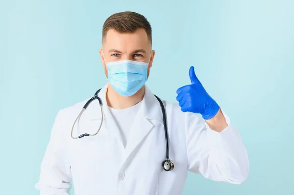 Tıbbi Maske Takan Genç Bir Erkek Doktor Boynunda Steteskop Var — Stok fotoğraf